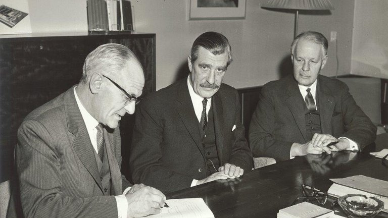 People signing for the merge of De Nederlanden van 1845 and the Nationale Levensverzekering-Bank to form Nationale-Nederlanden